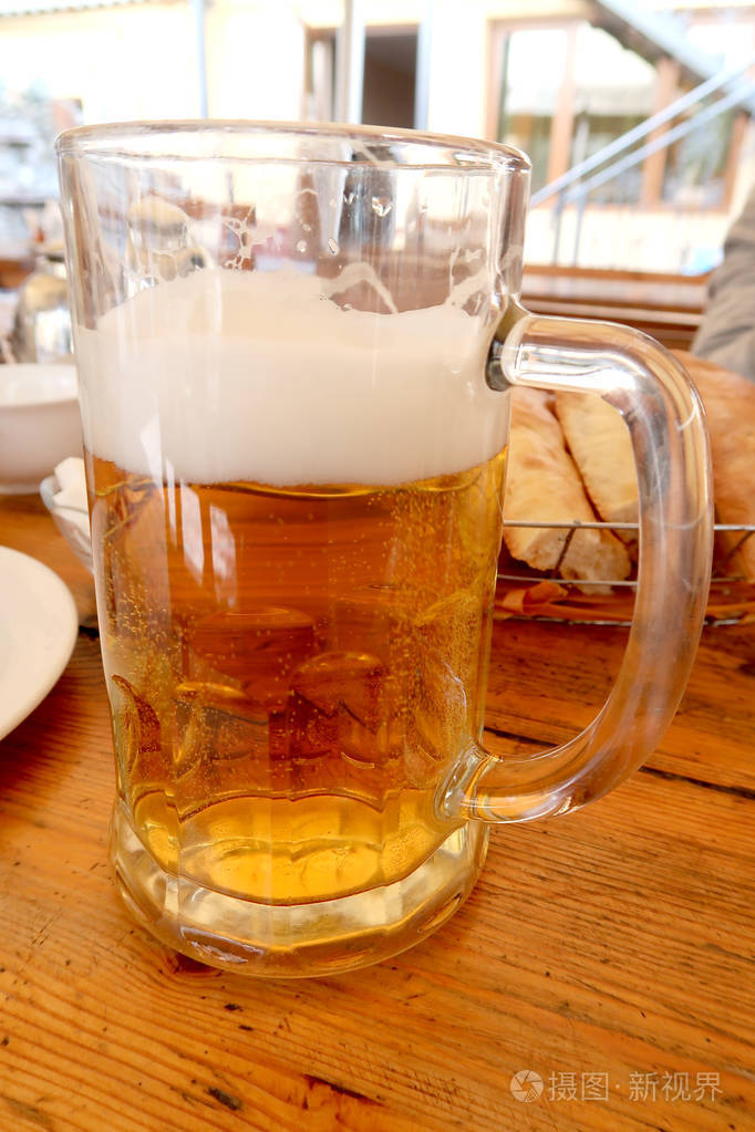 桌子上有啤酒的杯子