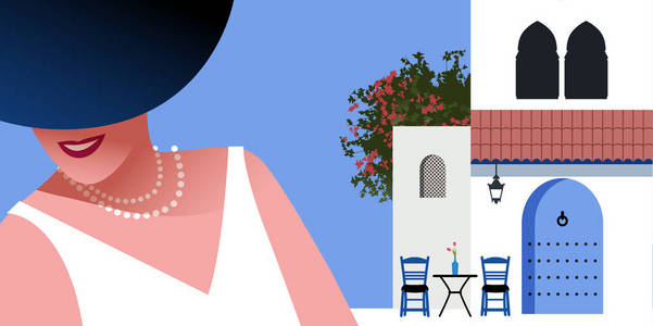 在典型摩洛哥风格的地中海村背景上戴着蓝帽子和珍珠项链的女人。 屋顶下的蓝色门，潮湿的窗户，椅子和一张带花瓶的小桌子。 蓝色背景上