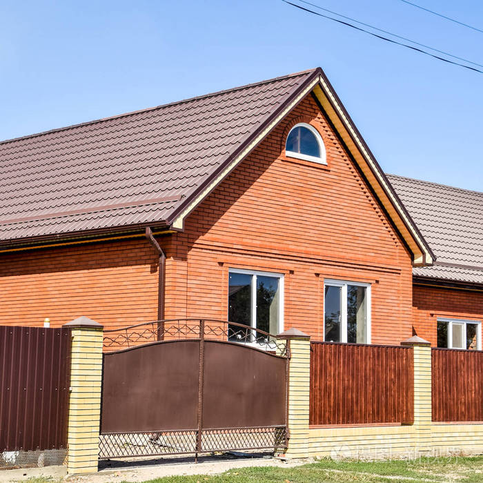 现代类型的屋顶材料.