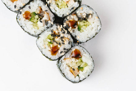 传统日本寿司卷白色背景