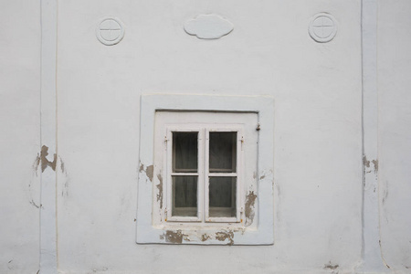 斯洛伐克北部Turiec地区一个村庄的一间传统小屋的窗户