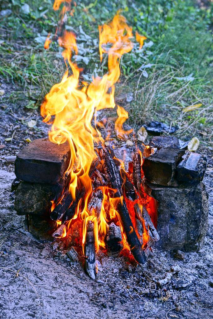 在自然界的石头中燃烧的火