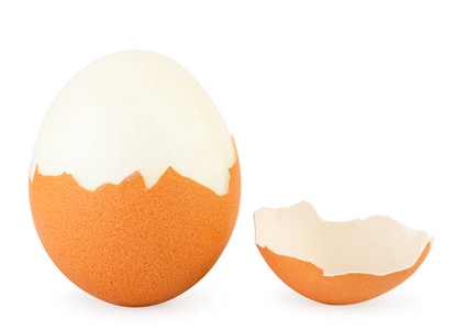 煮熟的鸡蛋刷在白色的一半。孤立