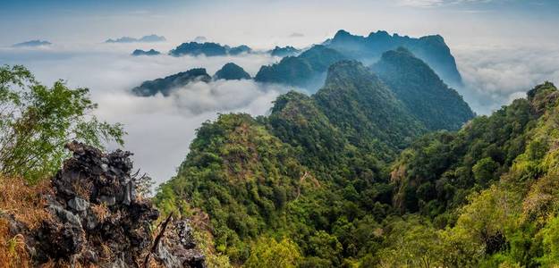缅甸HPA附近薄雾中的Zwegabin山周围的山脉