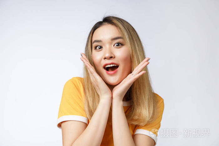 年轻的亚洲女人带着惊讶兴奋的快乐尖叫.