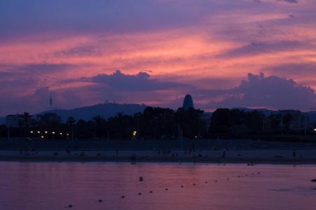 粉红色夕阳背景下的城市剪影