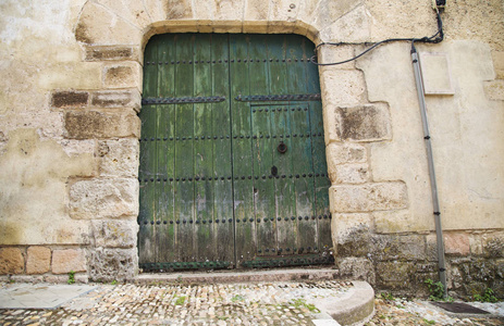 西班牙塞戈维亚，带有锻铁铆钉的乡村绿色门