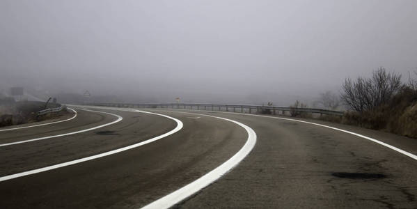 有雾交通和车辆行驶的高速公路