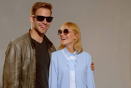 时尚太阳眼镜的时装模特.情侣恋爱了一对男女戴着时尚眼镜.恋爱关系.