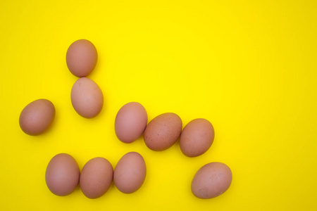 鸡蛋，黄色背景上的鸡蛋。盘子里的鸡蛋