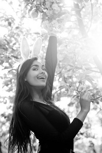 微笑的女孩可爱，兔子耳朵在樱花树