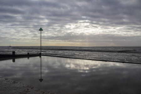 贝尔码头海滩在一个多云的冬季，利昂在Sea，靠近Southend，埃塞克斯，英国