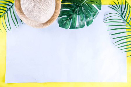 丰富多彩的暑假和假期平躺。草帽太阳镜棕榈树和亮蓝黄色背景下的叶子，顶部景观，复制空间