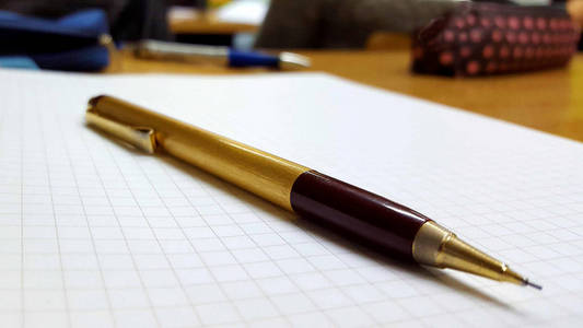 桌上有铅笔的笔记本空白页