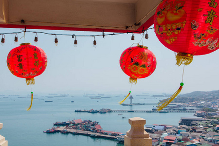 中国寺庙屋顶上的中国灯笼。 海景。 复制空间。