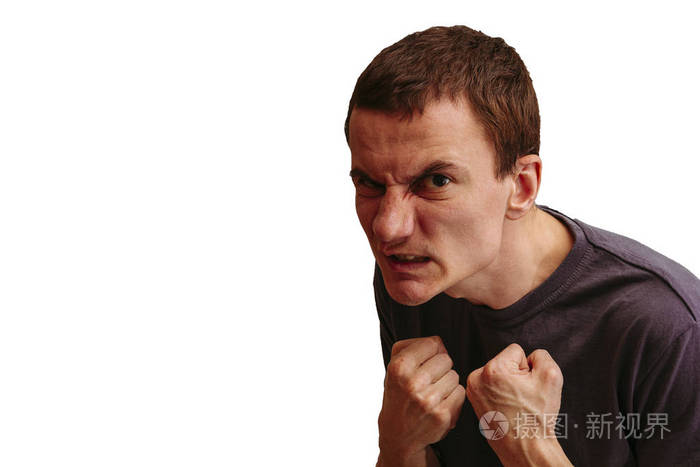 那家伙握紧了拳头情绪愤怒白人背景的男人