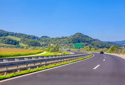 有高速公路和驾驶汽车的景观