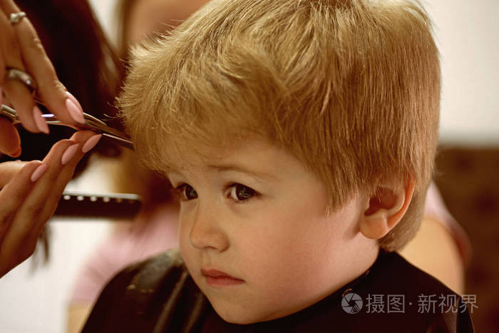 可爱的男孩发型.儿童美发沙龙.剪短发