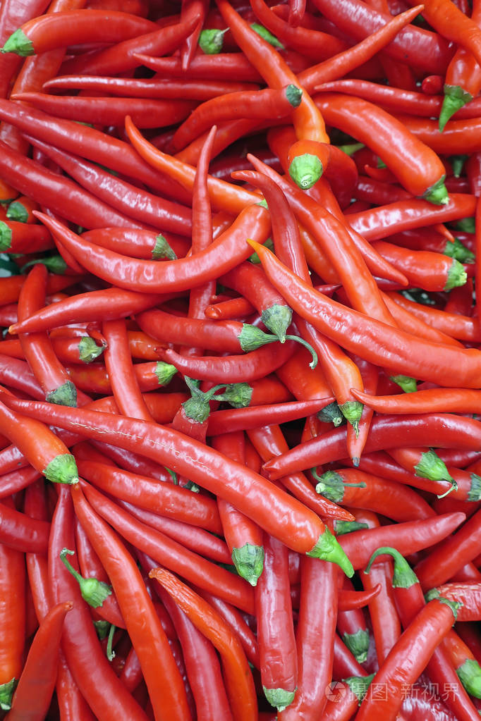 市场上柜台上有许多红辣椒
