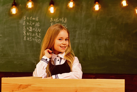 达累斯萨拉姆梦男孩是累和无聊的功课不快乐的累小男孩做他的作业.