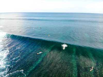 冲浪者享受海浪冲浪者在船上等待海浪大浪热带蓝色海洋无人机冲浪者捕捉蓝色海浪巴厘岛印度尼西亚的鸟瞰图