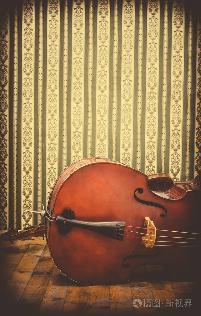 木制地板上的老式雕像墙上有维多利亚风格的装饰品古典音乐和艺术概念