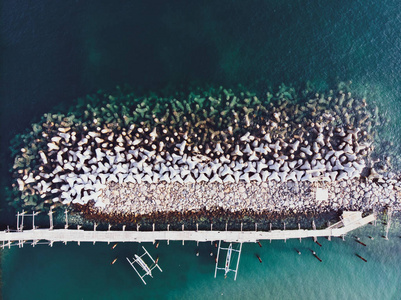 混凝土防波堤。海景用混凝土 tetrapodes 保护海岸结构免受风暴海浪的破坏性影响。四荚, 混凝土砌块。加强混凝土海。防波堤