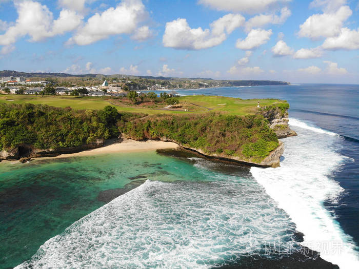 美丽的海水,波浪在巴厘岛的夏季冲浪. 美丽印度洋景观度假目的地