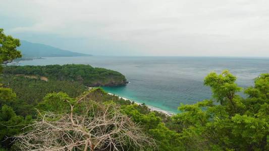 4k 空中无人机视频中的女子在边缘。热带海滩山旅游理念。巴厘岛