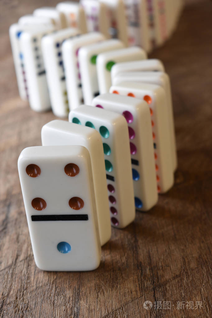 木头上的一排多米诺骨牌照片-正版商用图片17bfk6-摄图新视界