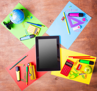 平板电脑笔记本和铅笔。 学龄儿童和学生学习配件。 回到学校的概念。