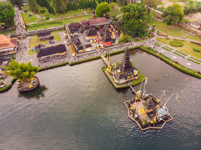 无人机上的照片。巴厘岛 pura ulun d努bratan 鸟图。巴厘岛布拉坦湖上被鲜花环绕的印度教寺庙。主要的湿利水上寺庙在