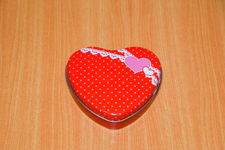 木制桌子上的红色心形礼盒。 情人节背景婚礼