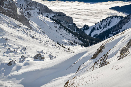 在逆温天气中，皮拉特山附近的瑞士阿尔卑斯山美丽的雪覆盖山谷