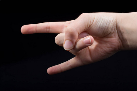 岩石标志手势手与食指和小手指向上的形式的角。