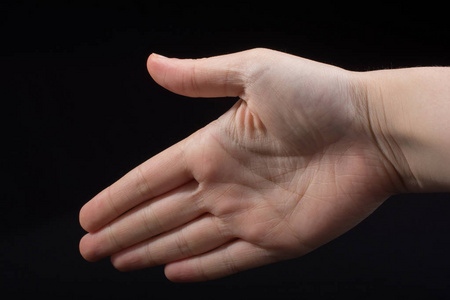 部分手指一只有五根手指的儿童手,部分是黑色的照片
