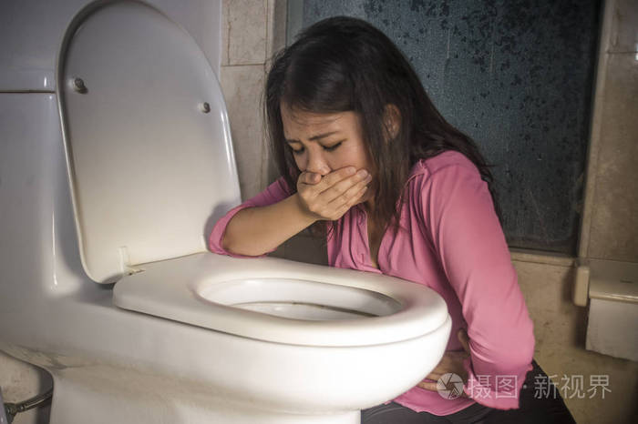 年轻的醉酒或怀孕的亚洲妇女呕吐和呕吐在厕所wc感觉不适和生病胃痛和