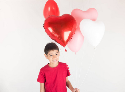 男孩兄弟姐妹与气球心脏形状的爱