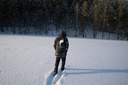 一个在雪地里行走的人。