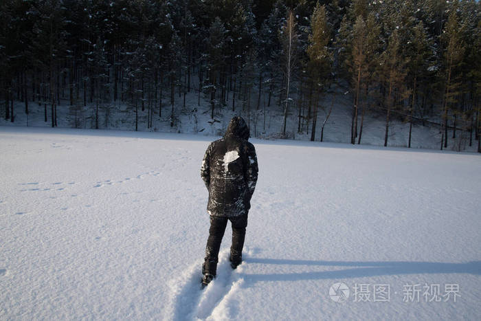 雪夜一个人散步图片图片