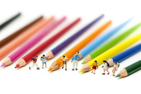 微型人物儿童和学生用五颜六色的绘画工具和文具，教育理念。