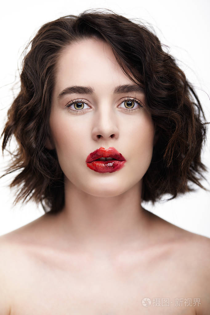 女孩有完美的皮肤,绿色的开心果颜色的眼睛和猩红的嘴唇化妆.