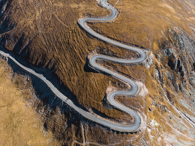 罗马尼亚山区高速公路螺旋的无人机景