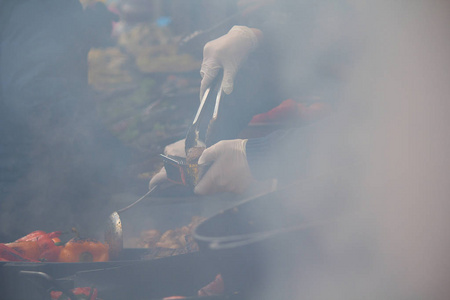 街头美食节上煮锅或大锅