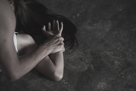 沮丧的少年双手抱着头抱着头,强调有精神问题的悲伤的年轻妇女,虐待和