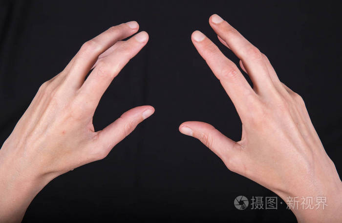 在黑色背景上各种姿势中富有表现力的细长女性手