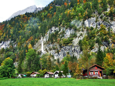 位于阿尔卑斯山山脉及瑞士格拉鲁斯州克兰塔勒西湖上方的岩石峰苏尔茨堡