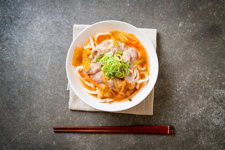 乌登拉面与猪肉和泡菜韩国和日本食品风格