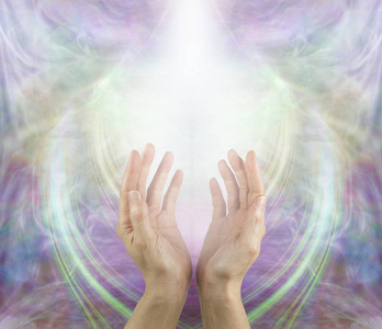 请相信接受爱的力量,女性的双手伸出白色的光,在美丽的天使虚幻的杯子