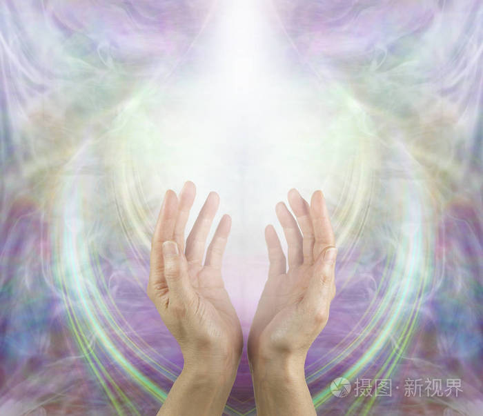 请相信接受爱的力量,女性的双手伸出白色的光,在美丽